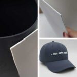 arte com 4 imagens uma de um boné preto com Filme de recorte alto-relevo 3D com 1,5 mm de espessura aplicado para formar a estampa. Duas imagens do detalhe da espessura do rolo do filme de recorte na cor branca e na cor preta