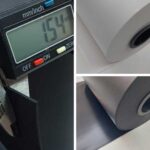 arte com 3 fotos do Filme de recorte alto-relevo 3D com 1,5 mm de espessura: duas fotos do rolo branco e uma do rolo preto e paquímetro digital verificando a espessura