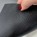 detalhe do filme de recorte texturizado alto-relevo preto sem liner