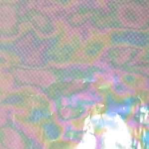 detalhe do foil transparente mancha de óleo sobre superfície escura