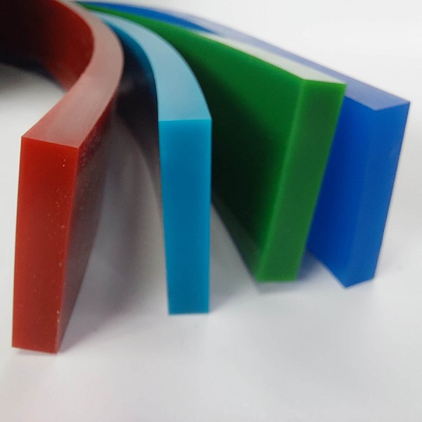 Várias tiras de poliuretano para rodo perfil reto