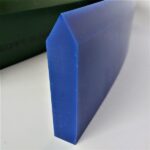 Detalhe da tira de poliuretano chanfrada azul