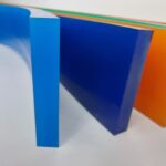 Detalhe da tira de poliuretano azul com perfil reto