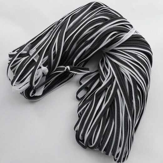 detalhe do cordão refletivo preto visto de perto