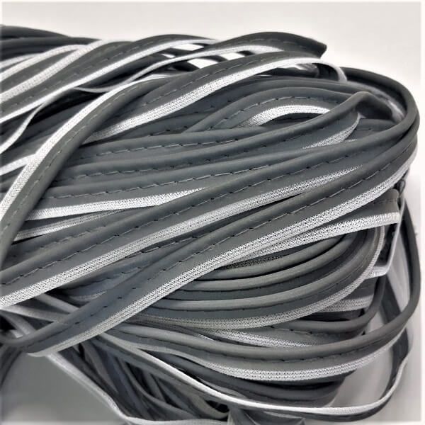 Cordão vivo refletivo prata aplicado em mochila