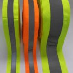 três rolos de faixa refletiva para roupa: um rolo laranja e um rolo amarelo com largura 5 cm e uma rolo de faixa refletiva para roupa amarela com 10 cm