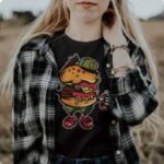 camiseta com arte elaborada com filme de impressão branco