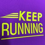 filme de recorte amarelo neon aplicado em um tecido roxo