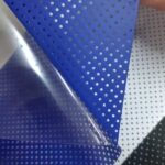 detalhe do filme de recorte perfurado cor azul em primeiro plano e filmes de recorte perfurado preto e branco em segundo plano