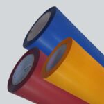três rolos de filme de recorte PVC, um amarelo, um azul e um vermelho