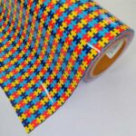 Detalhes do filme de recorte com o símbolo do autismo (peças de quebra cabeças)