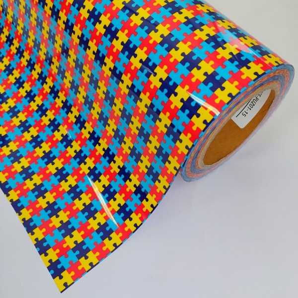 Detalhes do filme de recorte com o símbolo do autismo (peças de quebra cabeças)