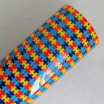 Detalhes do filme de recorte com o símbolo do autismo (peças de quebra cabeças)