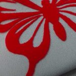 filme de recorte flocado aplicado formando uma borboleta na cor vermelha