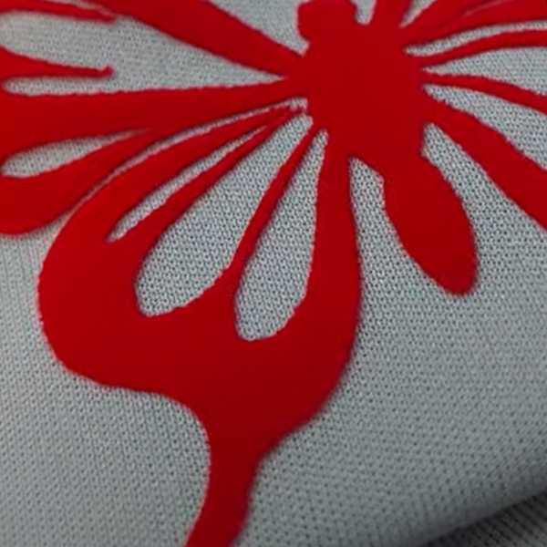 filme de recorte flocado aplicado formando uma borboleta na cor vermelha