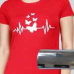 filme de recorte metalizado prata aplicado em camiseta vermelha