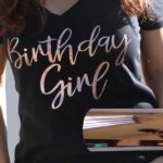 filme de recorte rosê metalizado aplicado em camiseta preta