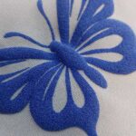 filme de recorte puff aplicado formando um borboleta em alto-relevo na cor azul