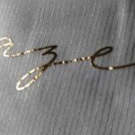 filme de recorte termocolante dourado metalizado aplicado em um tecido bege