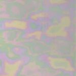 Close-up da superfície do foil furta-cor, evidenciando o padrão de manchas iridescentes em tons pastel que lembram óleo sobre água.