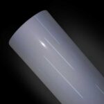 rolo de foil refletivo cor branco gelo em ambiente escuro, refletindo a luz