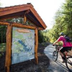 foto do uso do vinil para laminação a frio em uma placa